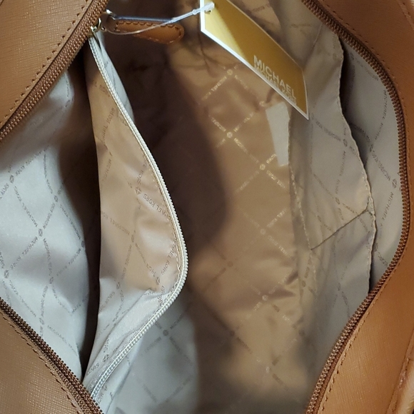 SOLD!! MICHAEL KORS purse - Picture 3 of 7